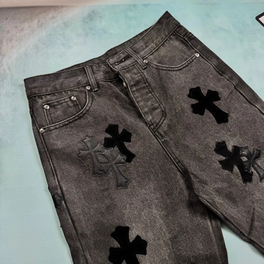 🅿️320 🔘Style No.-KL106 🔘Cro Heart𝐂𝐡𝐫𝐨𝐦𝐞 𝐇𝐞𝐚𝐫𝐭 SexRecords Series Metal Laminated Cross London Limited Black Bull King Jeans* [Same Style as Pan Weibai] The blockbuster in the fashion world is here! Chrome hearts and SexRecords co-branded the metal-veneer cross-fried snowflake black London Bull King limited edition jeans. They are definitely top-notch products in the fashion industry. Fashionistas should not miss it! These pants perfectly recreate the vintage feel. The special cowhide produced in Italy is carefully printed and cut accurately by craftsmen. It is then matched with customized sheepskin and is carefully pasted with three layers of thick lines. The overall splicing process is unique, combined with heavy washing and dyeing, and every detail exudes unparalleled design charm. It adopts three-dimensional cutting and has a loose and comfortable fit. It can be easily controlled by any figure and has a great effect of making you taller and slimmer. Carefully crafted by a major manufacturer and following the strict quality control standards of the original factory, the quality is impeccable. Wearing it will instantly transform you into the focus of street fashion.  Size: S M L XL XXL (28.30.32.34.36) Color: Black Gray